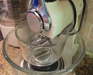 Sunbeam stand mixer with bowls and beaters