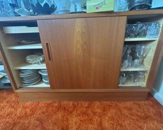 24 dinner plates, 16 salad plates,  19 bread plates, 10 small bowls, OK let me push over condiment bowls, serving platters, 21 sherbet bowls, sugar, coffee, creamer, oil vinegar, salt, and pepper is here. Oh somebody put these in here. I pulled them all out. That’s funny. Put them all out at Fostoria. No, it’s not. It’s oh my God these glasses OK what’s all this shit coffee cups crap, coffee & saucers, 11 small Sunday dishes, seven double old-fashioned glasses 