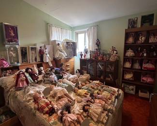 The Dion quintuplet dolls in various stages. 