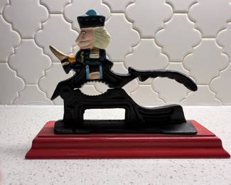 Metal nutcracker