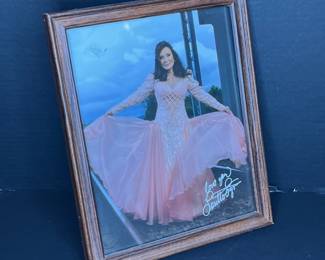 SIGNED LORETTA LYNN PHOTO