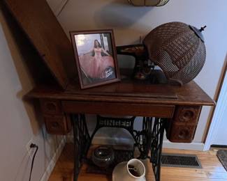 SINGER SEWING MACHINE TABLE