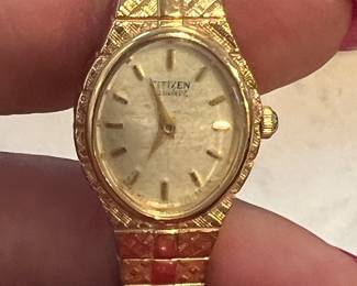 $40, Vintage Citizen Quartz Ladies Gold Tone Wristwatch Japan Mov’t Stainless Back Textured Bracelet Watch