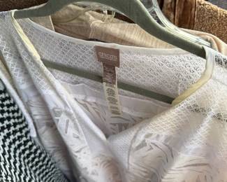 $20 - Chico's White Sheer Botanical Overlay Sleeveless Top Size 3 XL