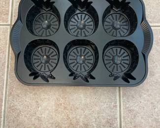 $15.00 - Nordic Ware Pineapple Upside Down 6 Mini Cakes Pan 5 Cup Capacity Cast Aluminum