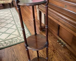 $63.00 - Vintage Kling Colonial Wooden Plant Stand