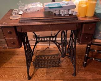 $195.00 - Antique Singer Mfg. Sewing Machine/Table