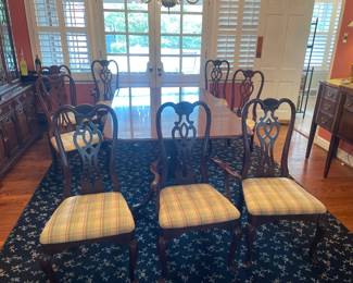 $630.00 - Antique Traditional Mahogany Wood Dining Set with Carved Table & 8 Chairs - Includes 2 Leaves and Pads