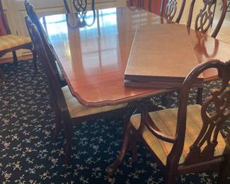 $630.00 - Antique Traditional Mahogany Wood Dining Set with Carved Table & 8 Chairs - Includes 2 Leaves and Pads