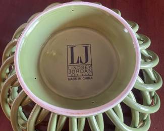$24.00 - Lindsey Jordan Green Ceramic Open Weave Basket Bread/Fruit Bowl 10"Round