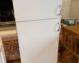Hand Bilt children’s toy refrigerator