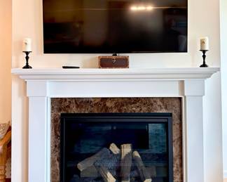 Flatscreen TV and Décor 
