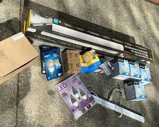 Lot 21: Shop Lights, Household Lightbulbs