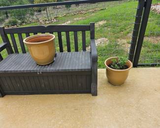 2 matching beige / craftsman planters.