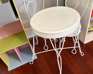 Doll Tabel and 2 chairs 