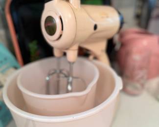 Pink Mix master with pink bowls ( gets power but beaters do not spin)
