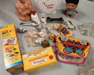Lot 37: Vintage toy and camera lot 