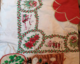 Lot 18: Vintage Christmas linen lot