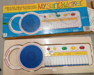 Lot 27: Vintage 1993 electronic keyboard from Sears 