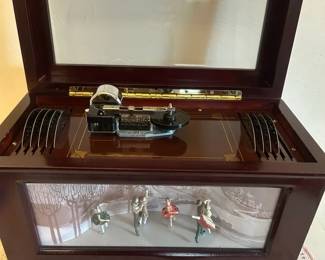MR. CHRISTMAS Animated Music Box