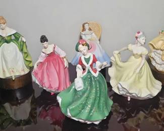ROYAL DOULTON 1 Pretty Ladies