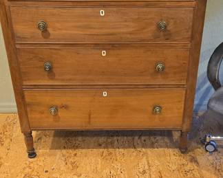 Antique Federal Cherry Wood Chest of Drawers
