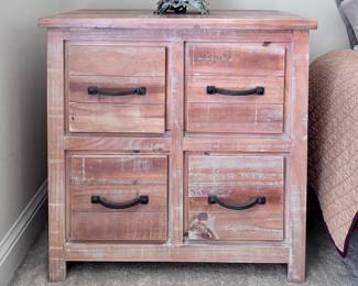 Chest of Drawers / Nightstand