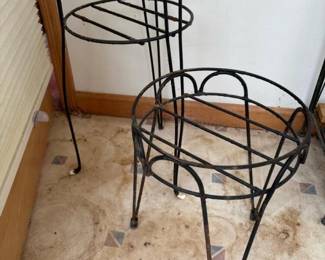 010 pairofvintagemetalwireplantstands