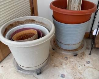 024 largeplasticplanterlot