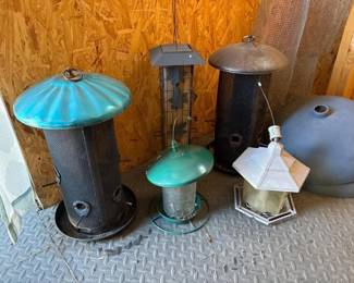 066 lotofassortedmetalbirdfeedersmesh