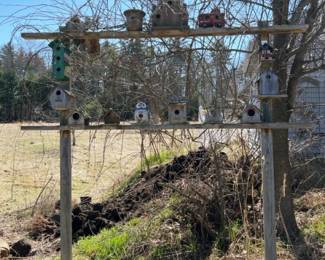 079 rusticoutdoorbirdhousedisplaywithmi