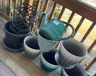 057 lotofassortedplasticpotsandwaterin