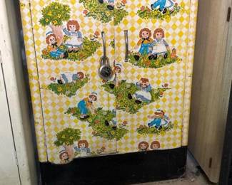 317 vintagemetalstoragecabinetwithragge