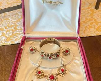 512 vintagecostumejeweleryboxedsetgold