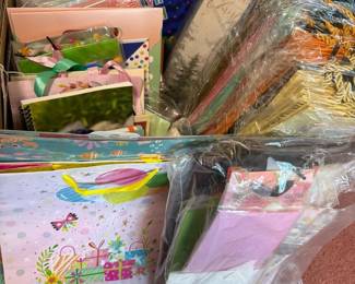 385 boxofmultiholidaygiftbagsandacces