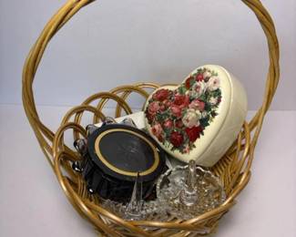 387 basketofsixvintagetrinketandringd