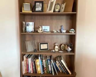 182 laminatewoodgrainbookcasewithcontent