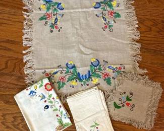 369 assortmentofhandembroideredtablelin