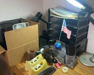 272 largelotofofficeaccessories