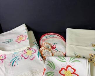 445 vintagehandembroideredtableclothtwin