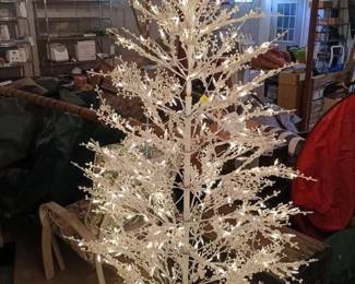 518 5whitelightedchristmastree
