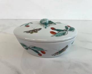 Lot 1269  Vintage Mottahedeh Vista Alegre Porcelain Trinket Box  MMA
