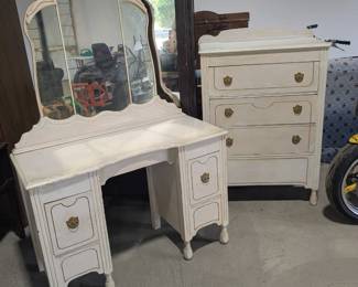 Beautiful set, also have other dressers and vanities