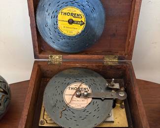 Vintage Thorens music box with discs approx. 8”x6”