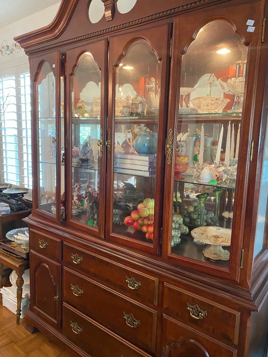 China Cabinet mahogany, lighted with glass shelves