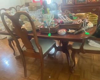 Mahogany dining room table, 6 chairs, 2 leaves