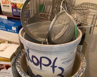 Ceramic popcorn bowls and crockery