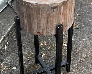 cool little stand for scuplture or plants