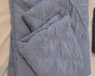 Comforter set for queen bed (light blue)