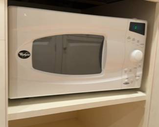 Whirlpool White Countertop Microwave Oven